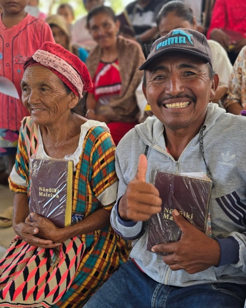 Indígena Wayuu recibiendo la bíblia en su lengua nativa. 