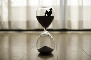 Cada segundo que vives es un segundo menos de vida, úsalo sabiamente antes de que se agote el reloj de tu existencia.
